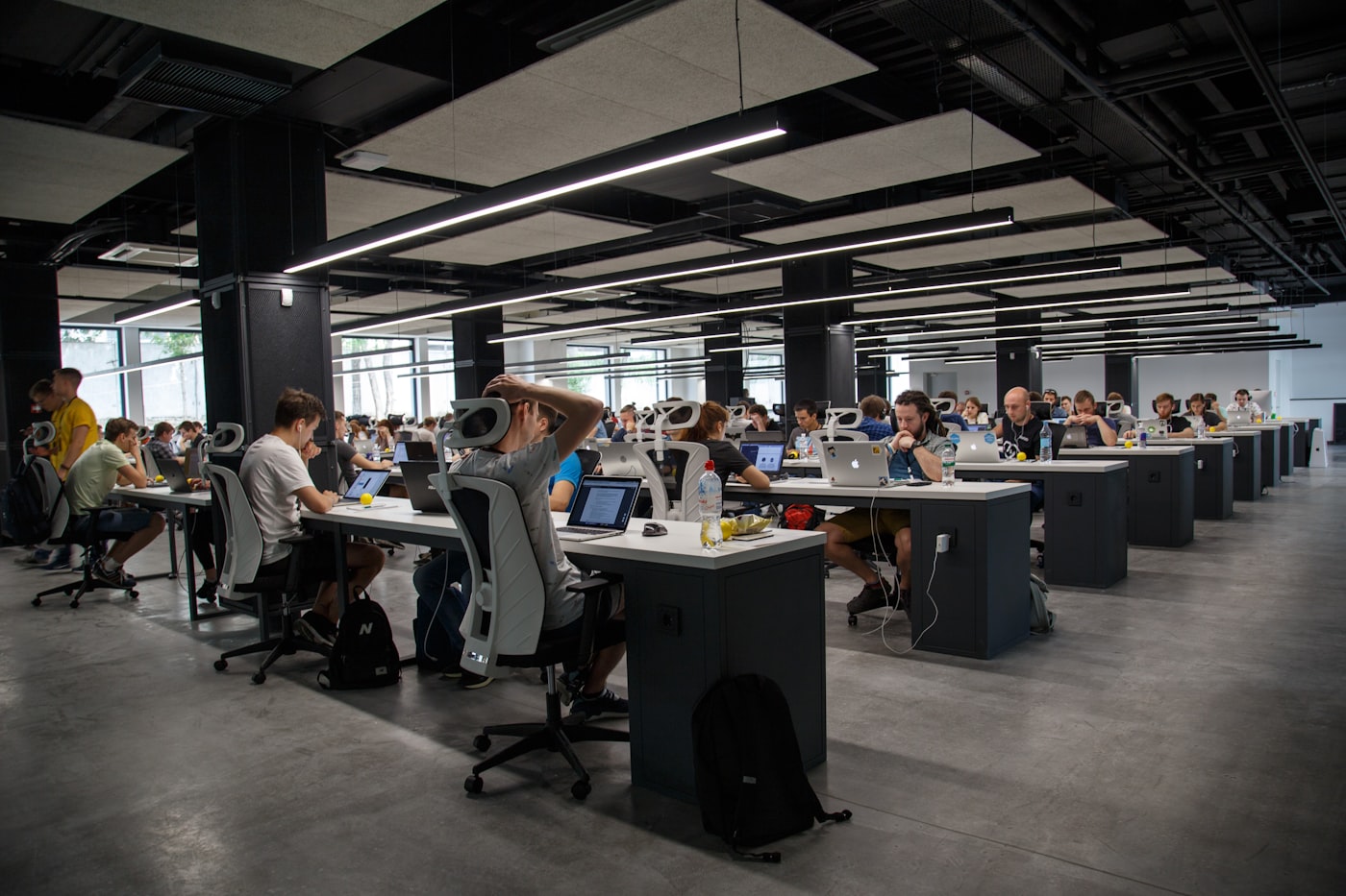 Equipe de marketing trabalhando em escritório — case Beelike