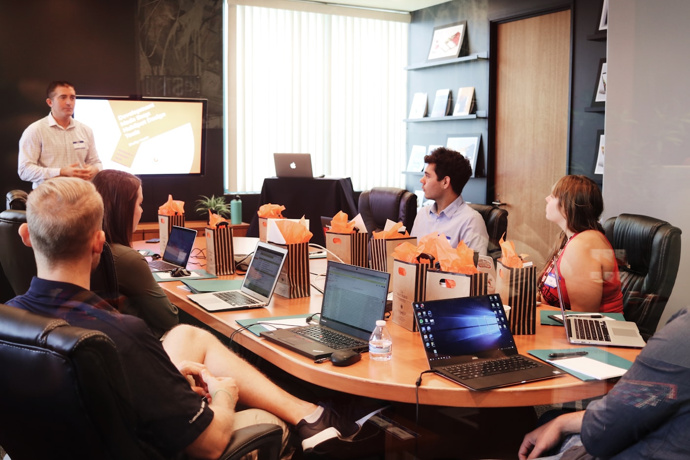 Reunião de estratégia de marketing — equipe analisando campanha